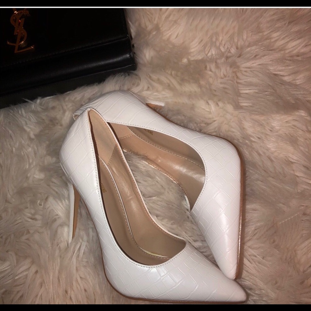 Faux white crocodile skin pump